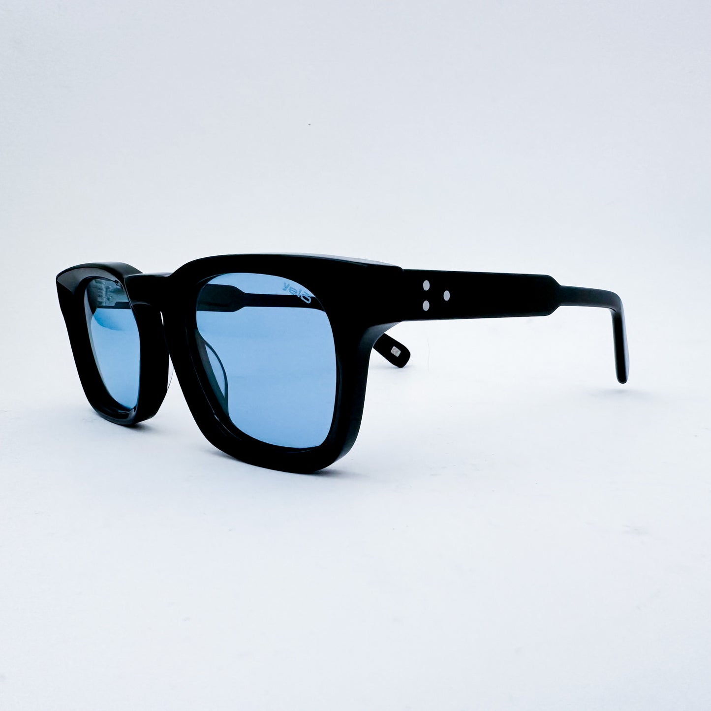 OLIVER BLUE