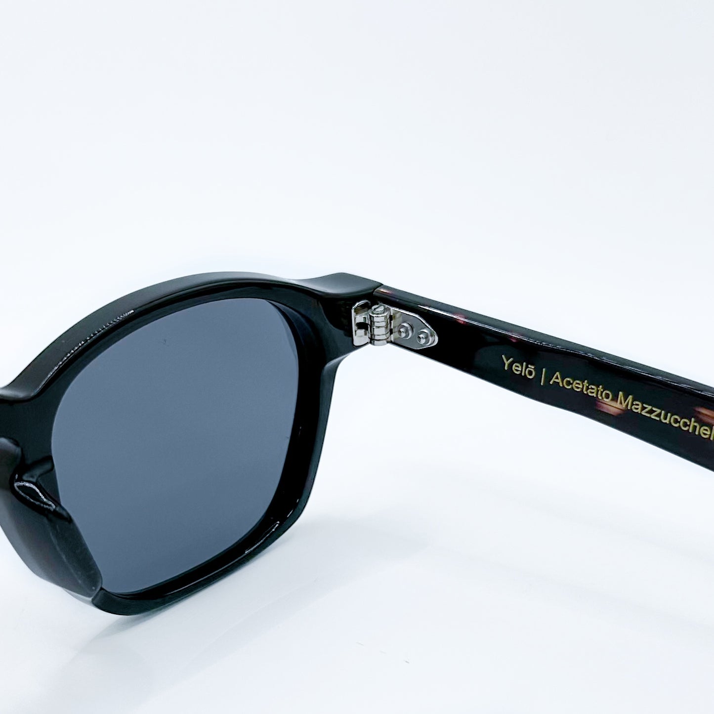 Lentes de sol negros, polarizados, bisagras
