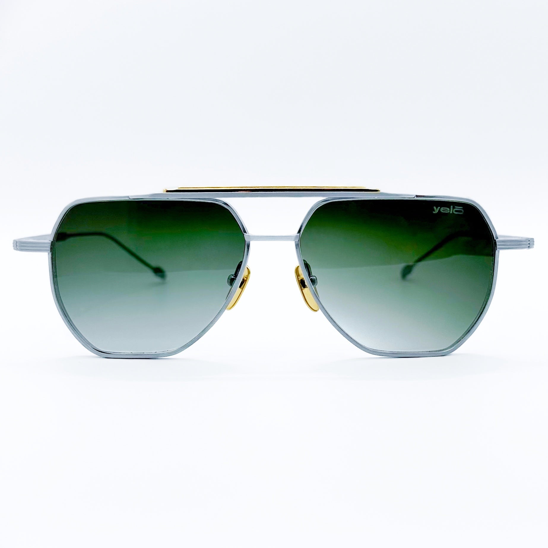 Lentes de titanio, cuadrados, clásicos en color verde degradado con detalles en dorado