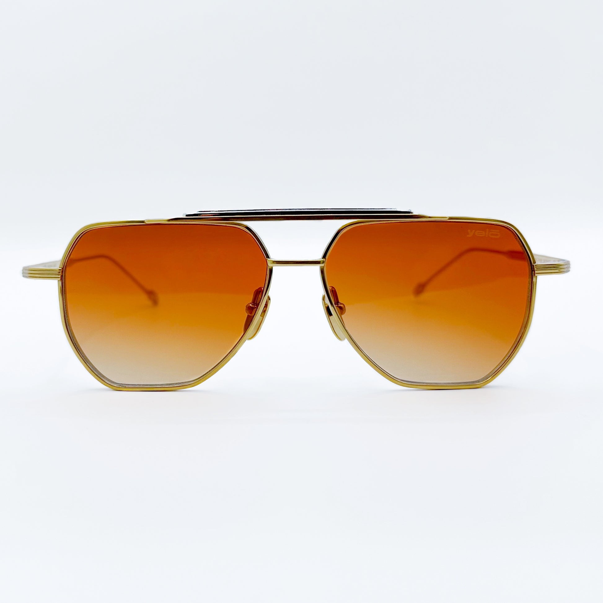 Lentes de titanio cuadrados naranjas. Yelo Eyewear