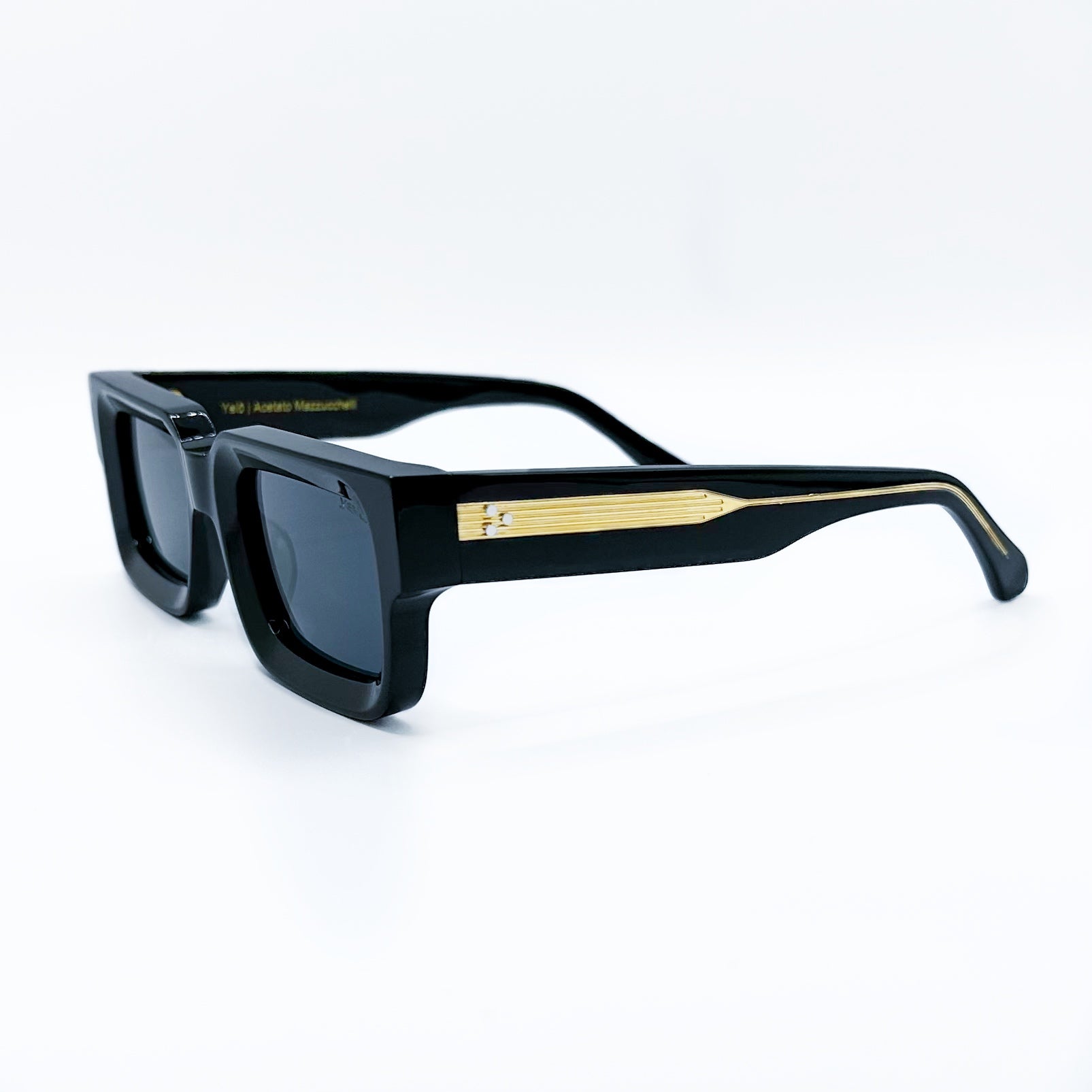 Lentes negros, varilla dorada, yelo eyewear