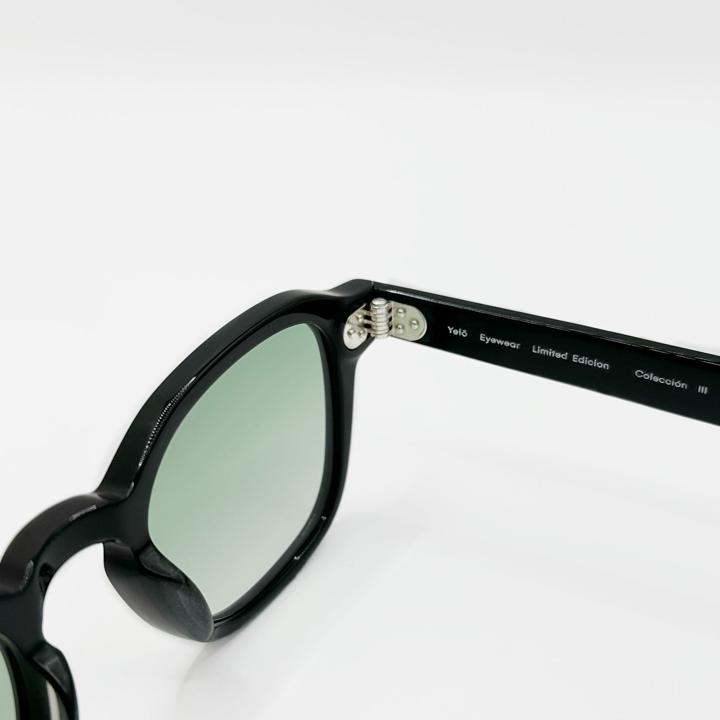 Suki Green Bisagras, lentes resistentes de marca mexicana Yelō